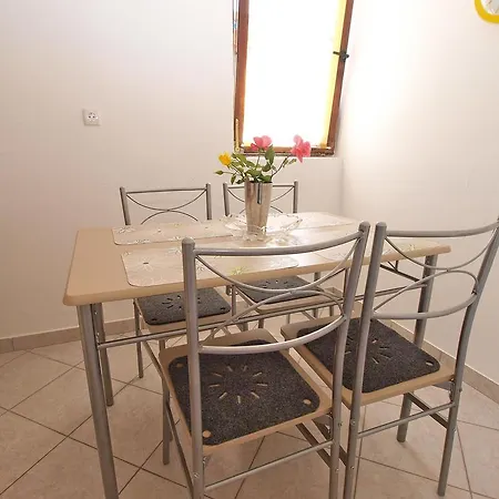 Dvigradska 1103 Apartmán *